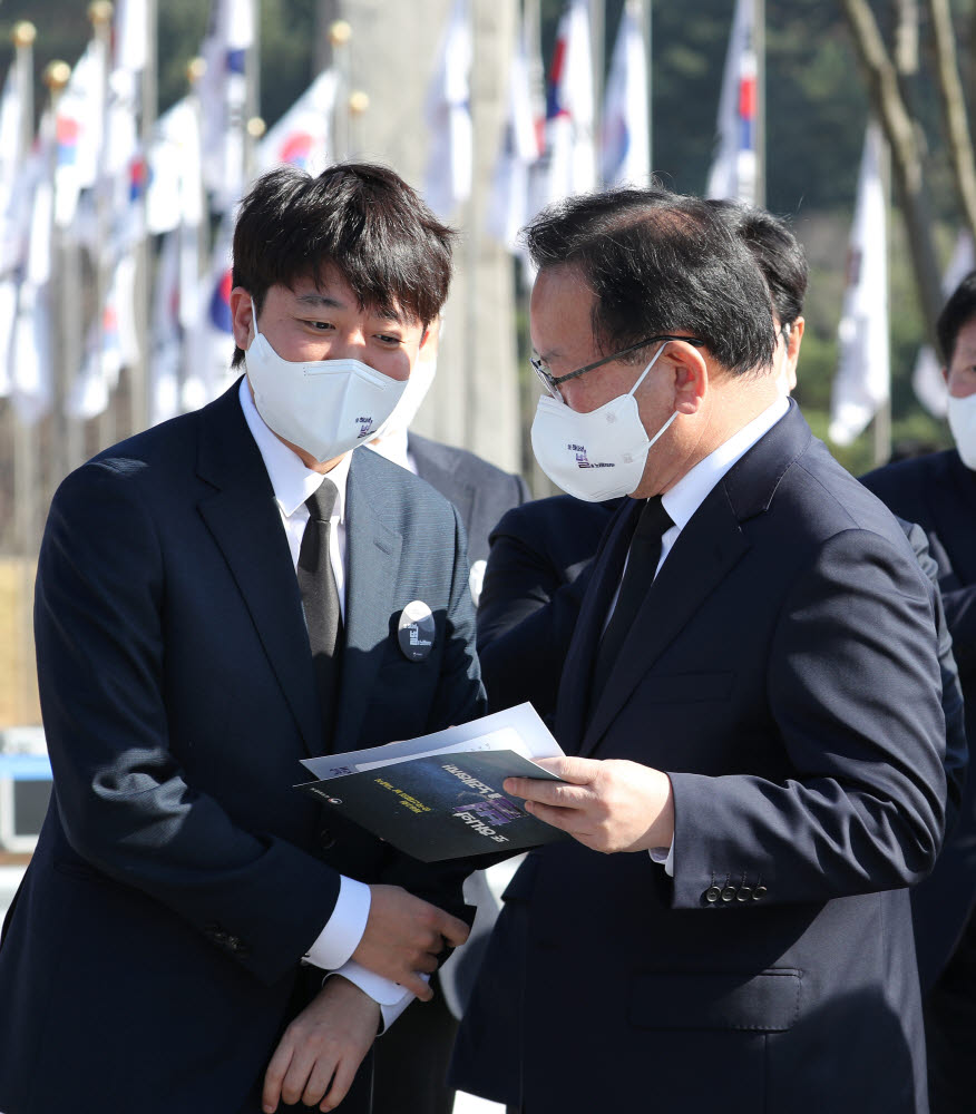 대화하는 김부겸 총리와 국민의 힘 이준석 대표