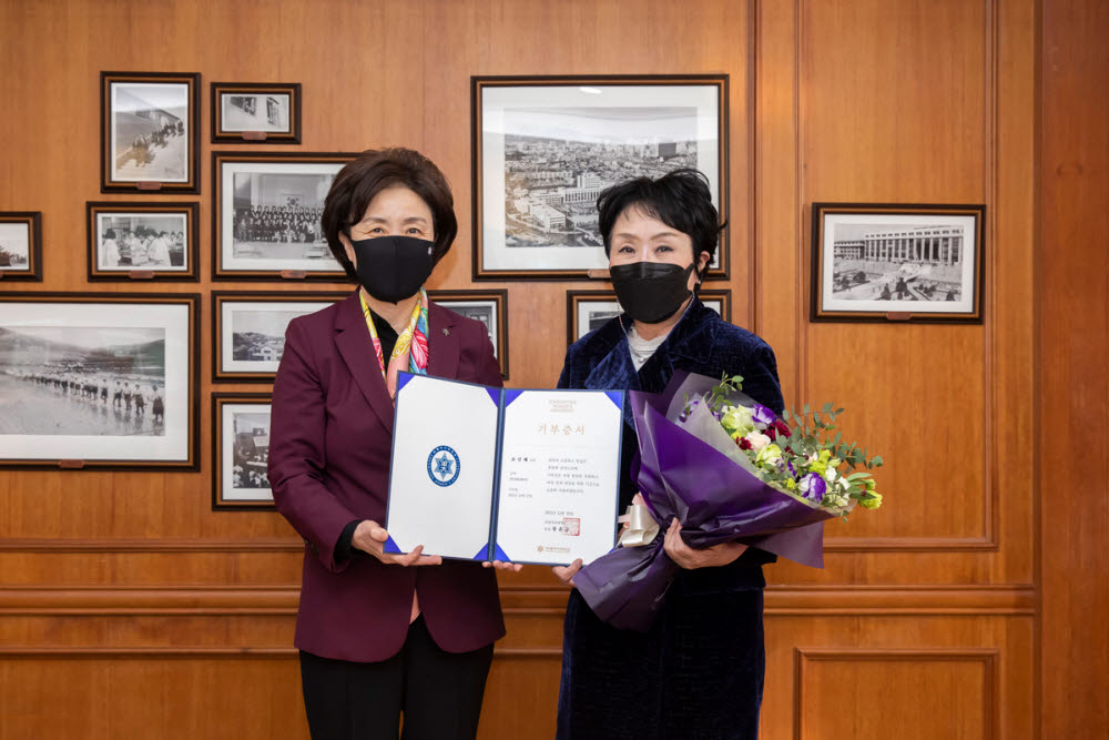 사진 왼쪽부터 장윤금 숙명여대 총장, 조선혜 지오영 회장