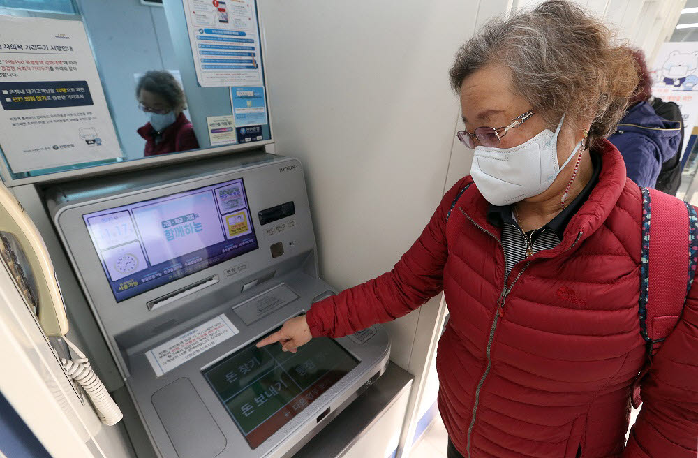 서울 관악구에 위치한 신한은행 난곡지점에서 시니어 고객 맞춤형 ATM 서비스를 적용한 ATM을 시니어 고객이 이용하고 있다. (사진=신한은행)