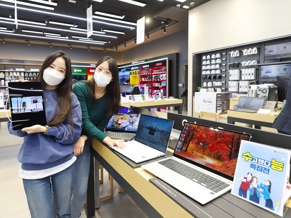 롯데하이마트 대치점에서 모델이 수험생 대상 행사를 소개하고 있다.