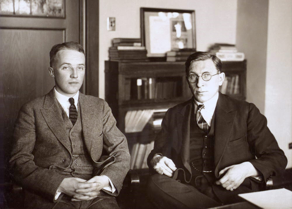 인슐린을 정제하고 최초로 환자에게 투여하는 데 성공한 찰스 베스트(왼쪽) 프레더릭 밴팅(오른쪽). (출처: 위키미디어)