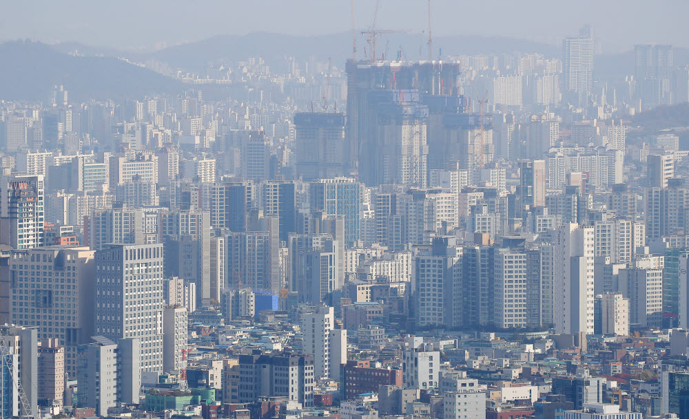 정부가 오는 22일 종합부동산세 대상자에게 고지서를 발송한다. 사진은 서울 남산에서 바라본 서울 시내 아파트 모습. (사진=연합뉴스)