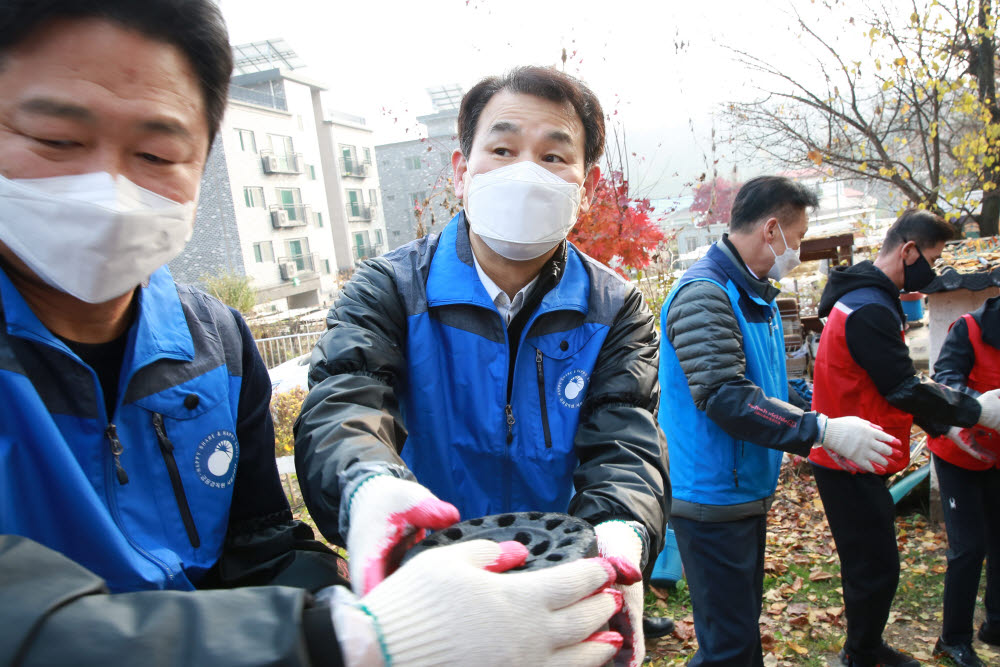 정은보 금융감독원장(가운데)이 19일 금융권과 합동으로 서울 도봉구 지역을 찾아 사랑의 연탄 나눔 활동을 했다.