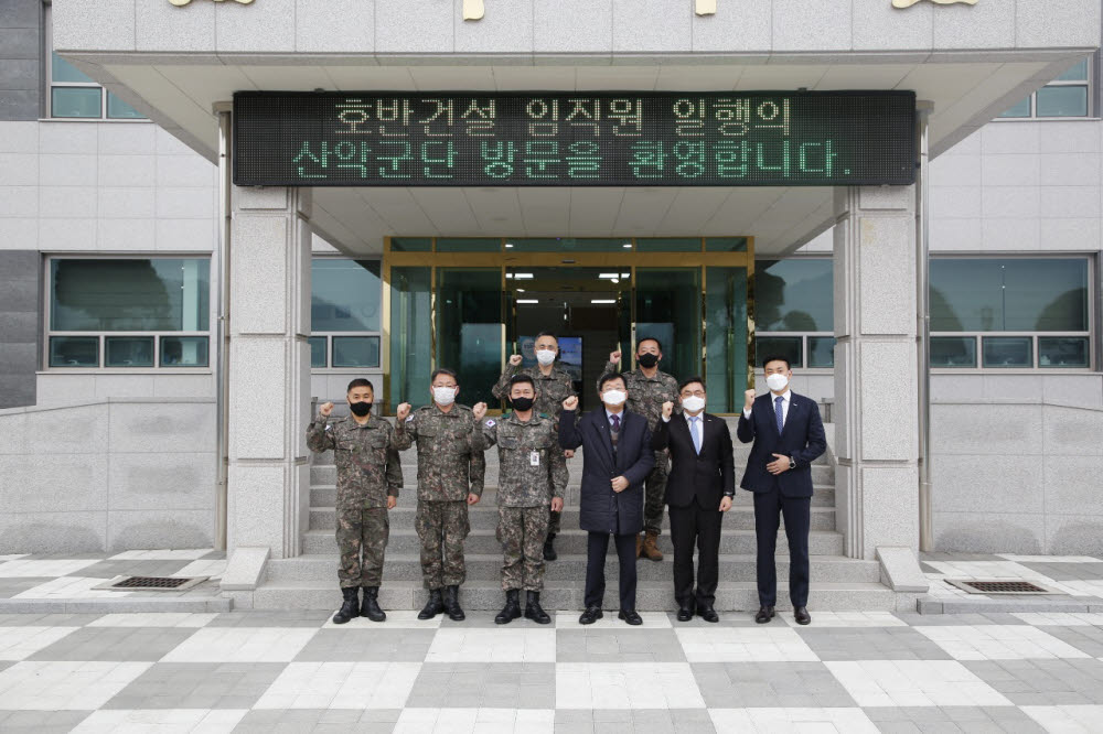 호반건설은 육군 3군단 국군장병에게 복지증진을 위한 위문금을 전달했다.