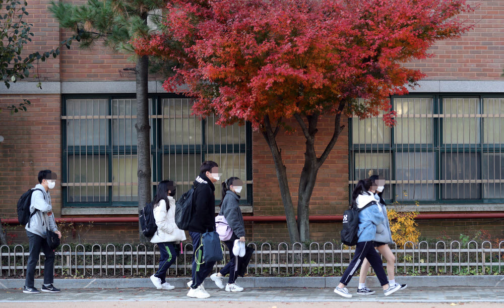 전국 초·중·고교 전면등교가 실시된 22일 서울 강서구 염창중학교에서 학생들이 등교를 하고 있다.