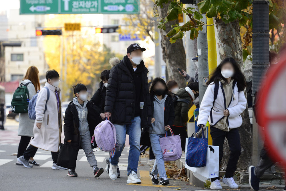 22일 서울 용산구 금양초등학교에서 학생들이 등교하고 있다.