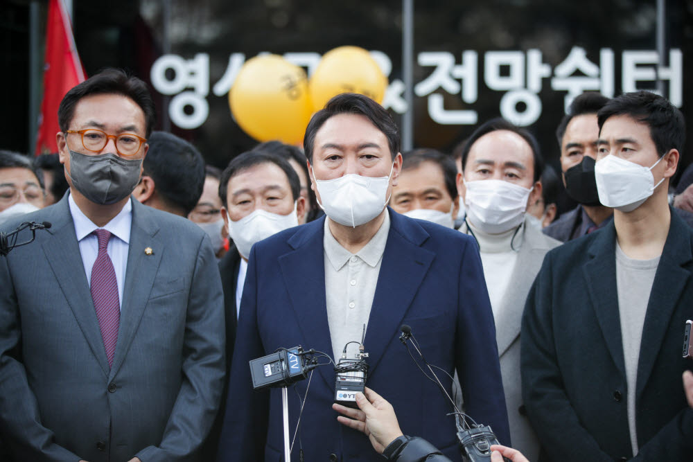 윤석열 국민의힘 대선 후보가 29일 오후 세종특별자치시 밀마루 전망대를 방문한 뒤 취재진을 만나 질문에 답변하고 있다. 국민의힘 제공