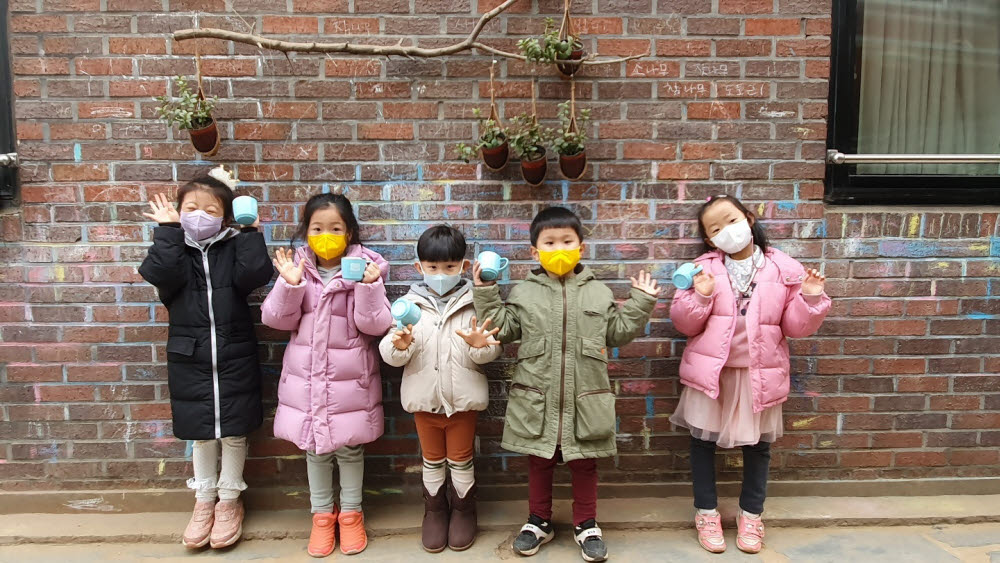 하루물 서비스가 시범적용중인 수잔나어린이집 원생들이 평소 물 자주 마시기 습관을 실천하며 더 건강해진 모습으로 포즈를 취했다.