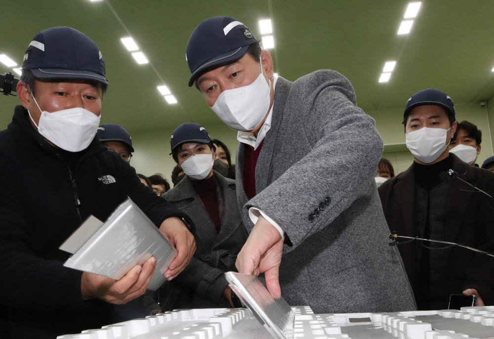 2차전지 제조설비 살펴보는 윤석열 대선 후보