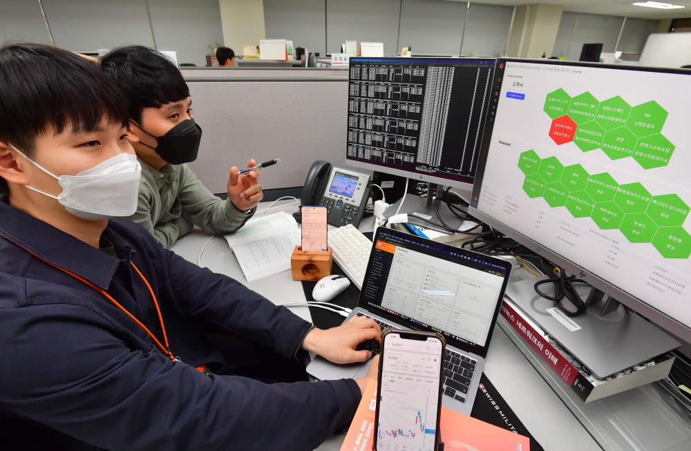 코스콤이 접속자가 폭주해 증권사 시스템이 일시적으로 마비되는 문제를 해결하는 모바일트레이딩시스템(MTS) 스케일링 서비스를 개발해 내년 초 정식 출시한다. 30일 서울 영등포구 코스콤 클라우드서비스 팀원들이 MTS 스케일링 운영 테스트를 하고 있다. 박지호기자 jihopress@etnews.com