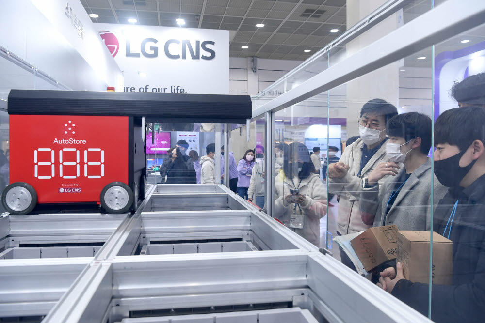 LG CNS 부스에서 관람객이 창고자동화로봇 오토스토어를 살펴보고 있다.