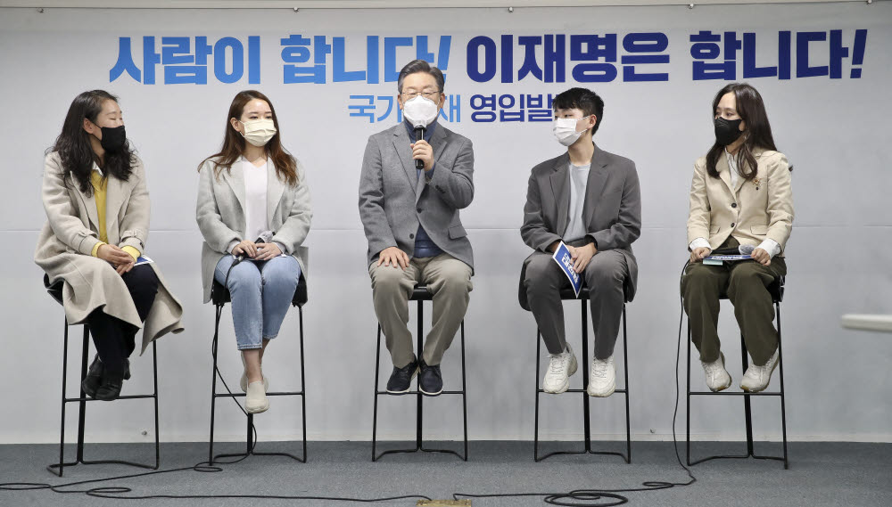 이재명 후보, 청년 과학인재와 손잡고 포즈