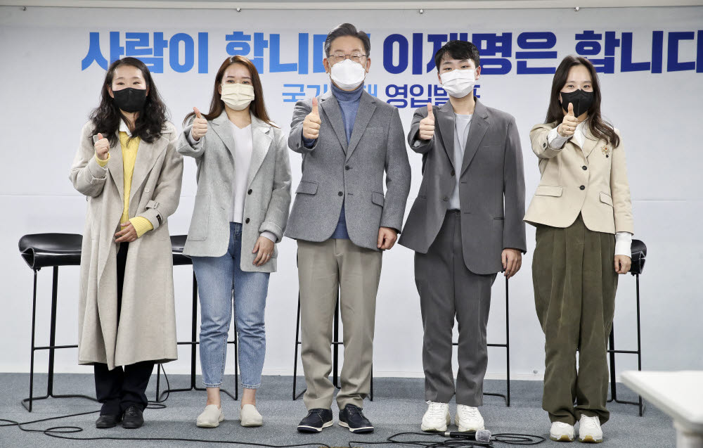 이재명 후보, 청년 과학인재와 손잡고 포즈