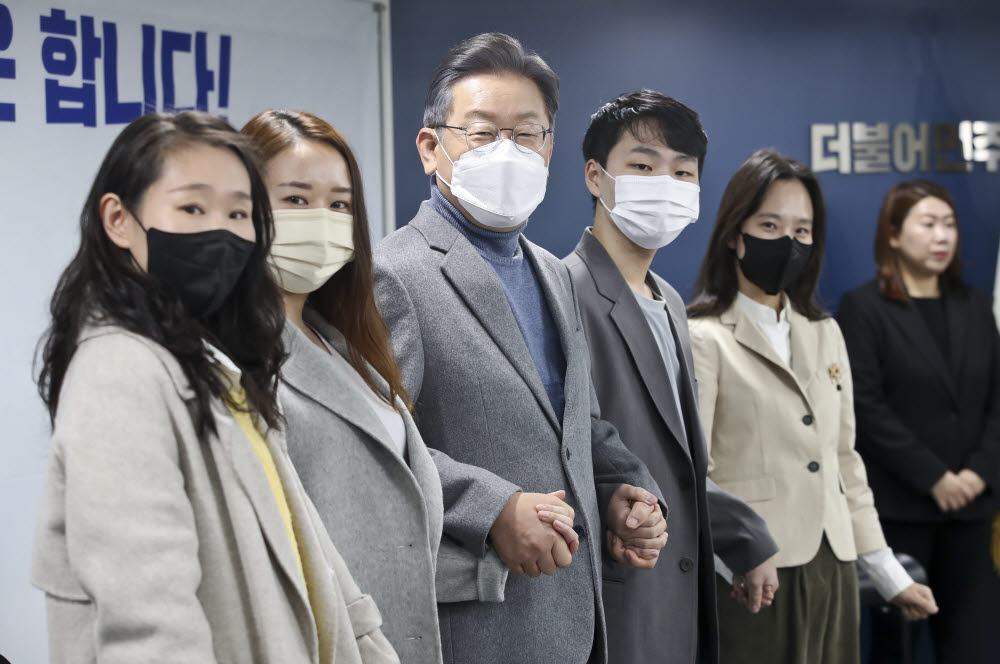 이재명 후보, 청년 과학인재와 손잡고 포즈