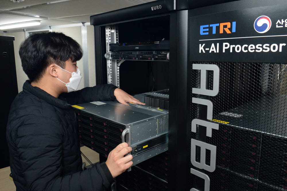 ETRI 연구진이 아트브레인 서버를 점검하는 모습