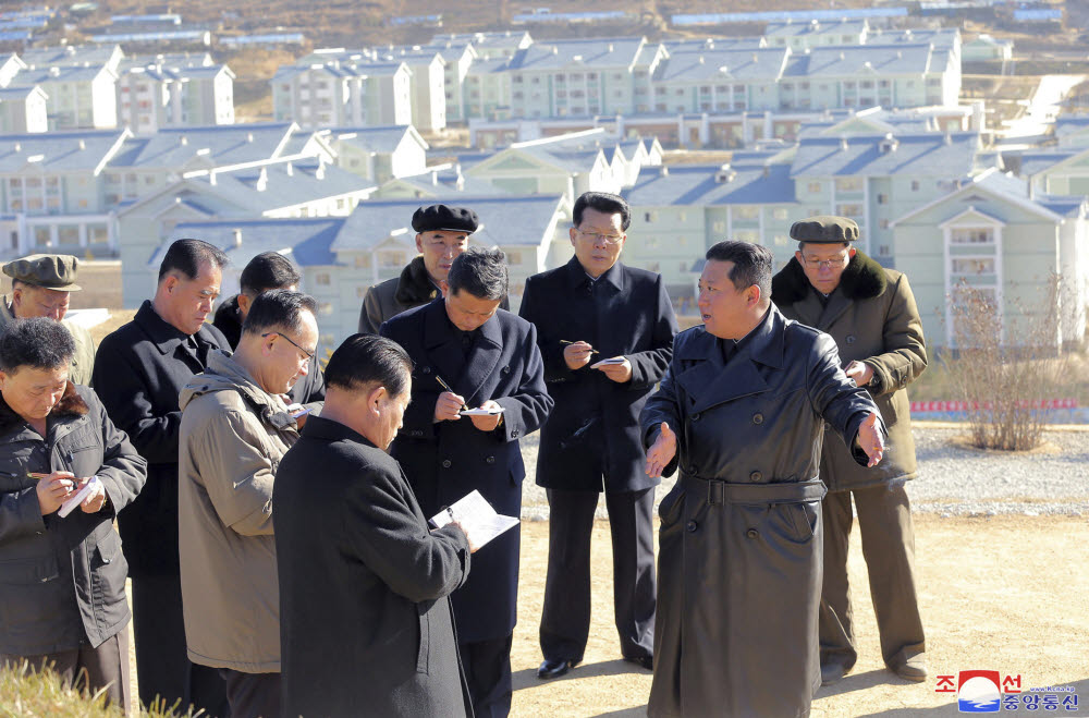 김정은 북한 국무위원장이 지난달 16일 삼지연 도시개발 현장을 점검하는 모습. 조선중앙통신/연합뉴스 제공