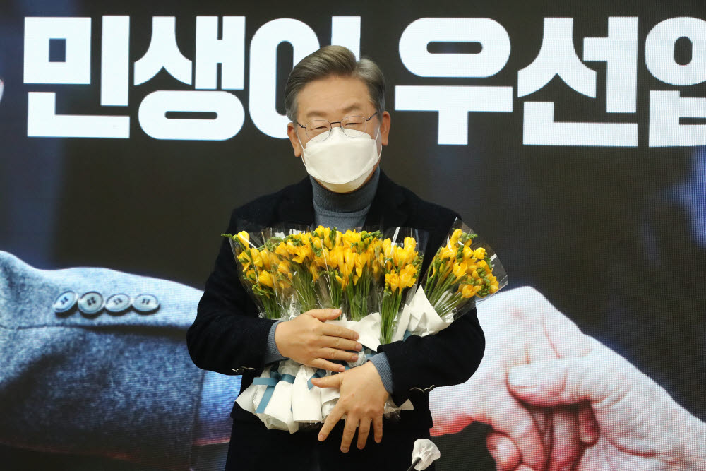 더불어민주당 이재명 대선 후보가 6일 오전 서울 여의도 당사에서 열린 전국민선대위에 참석한 소상공인들이 준비한 꽃을 받고 있다. 국회사진기자단