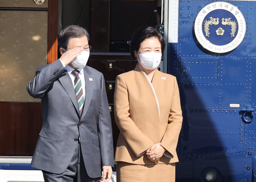 이탈리아 로마에서 열리는 주요 20개국(G20) 정상회의 참석과 교황청 공식방문 등을 위해 이탈리아, 영국, 헝가리 순방길에 오르는 문재인 대통령과 김정숙 여사가 28일 성남 서울공항에 도착하고 있다. 연합뉴스