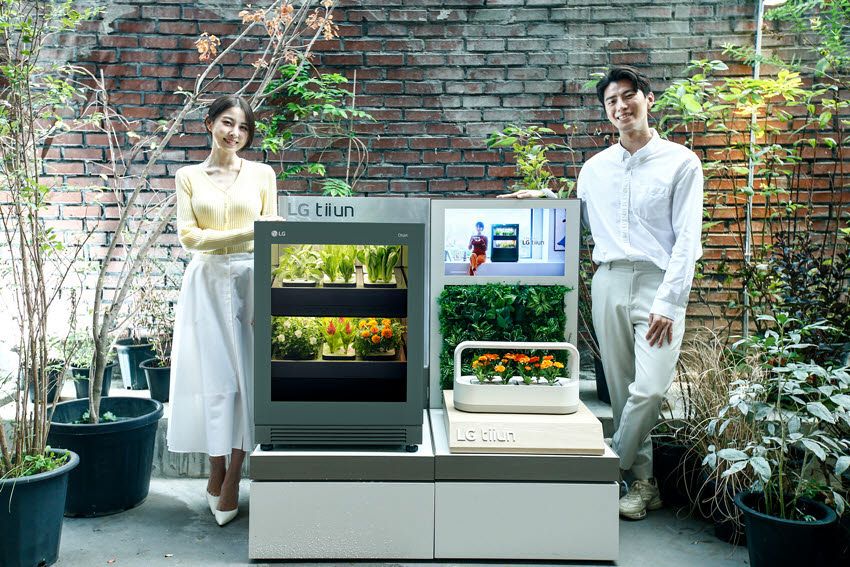 서울 성수동에 위치한 복합문화공간 플라츠에 15일부터 11월 초까지 운영하는 신개념 식물생활가전 LG 틔운(LG tiiun) 팝업스토어인 틔운 하우스에서 모델들이 LG 틔운과 LG 틔운 미니를 체험하고 있다.