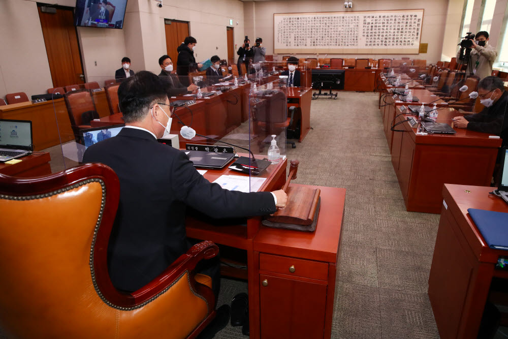 9일 오전 국회에서 열린 법제사법위원회 전체회의에서 박광온 위원장이 의사봉을 두드리고 있다.국회사진기자단.