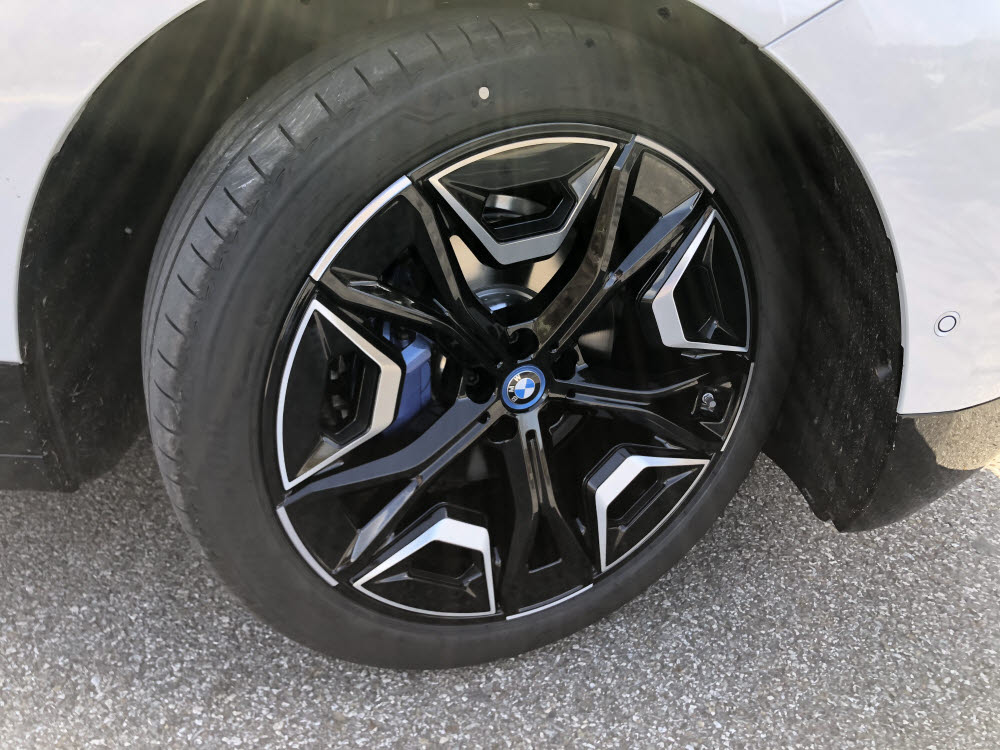 BMW iX 22인치 휠과 타이어. / 정치연 기자