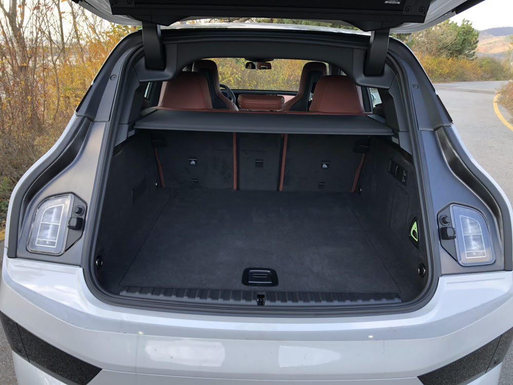 BMW iX 트렁크. 기본 용량은 500ℓ다. / 정치연 기자
