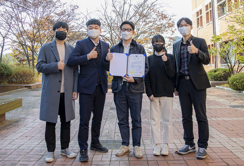 영남대학교 신소재공학부 고영건교수 연구팀. 왼쪽부터 백승훈, 김민준, 윤동근, 한다인 연구원, 고영건 교수