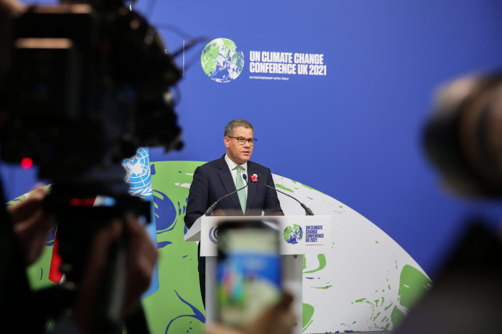 11월 13일 알록 샤르마 COP26 의장이 글래스고 기후합의의 타결을 발표하고 있다. 출처: UNclimatechange Flickr
