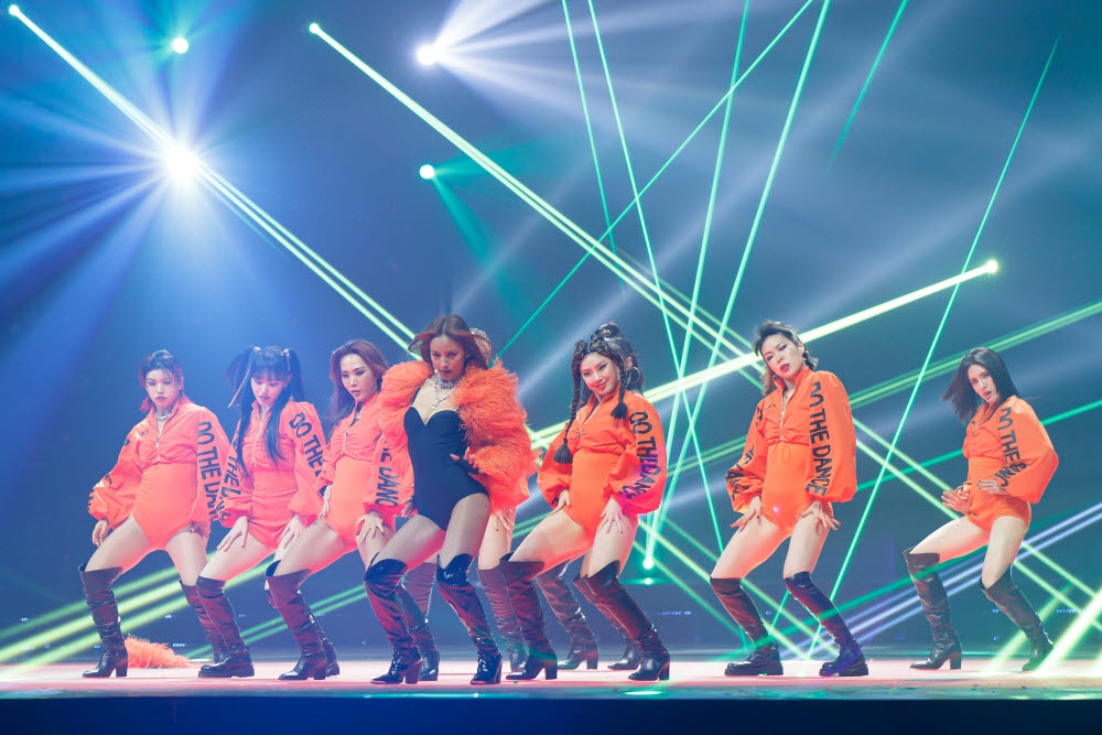 2021 MAMA 호스트 이효리와 Mnet 스트릿 우먼 파이터 8크루 리더들이 두 더 댄스 무대를 선보이고 있다.