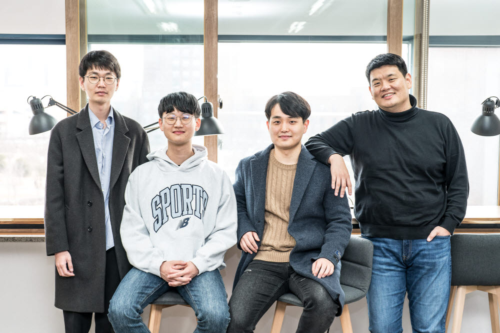 왼쪽부터 이준오 석박통합과정생, 박영재 석박통합과정생, 박진휘 석박통합과정생 ,전해곤 교수.