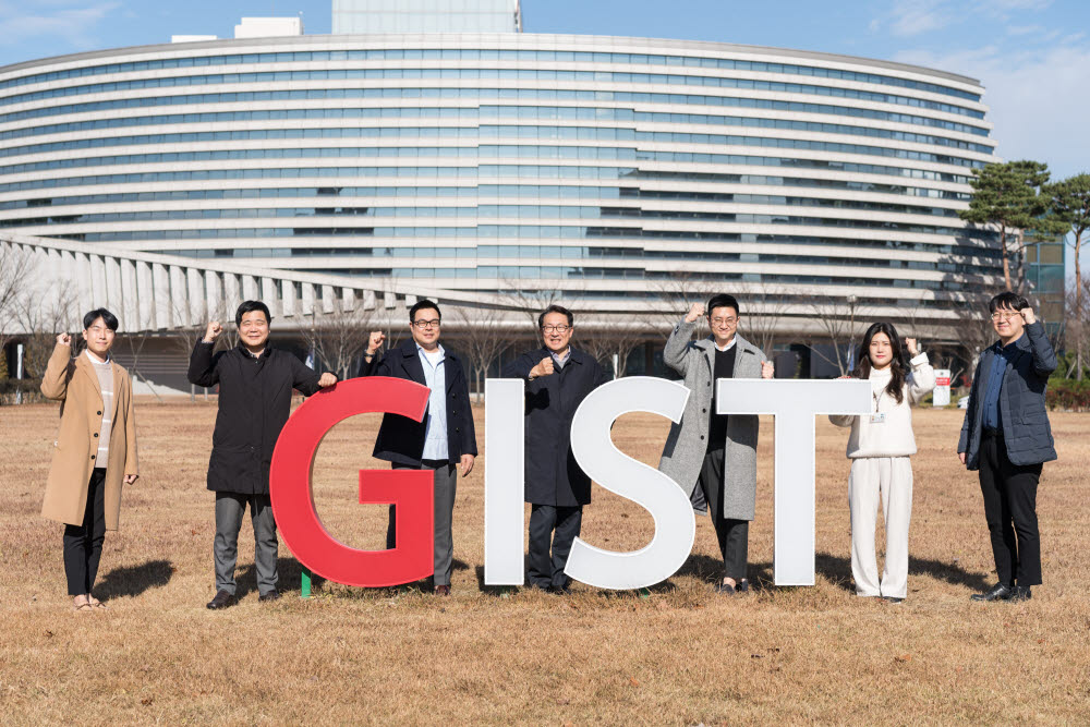 GIST 연구혁신센터 구성원들이 지역과 함께 미래를 대비하는 과학기술 선도라는 비전 실현을 다짐하며 화이팅을 외치고 있다.