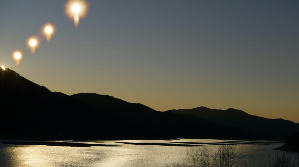 합천댐 수상태양광 발전소 상공에 태양이 떠오르고 있다. (레이어합성)
