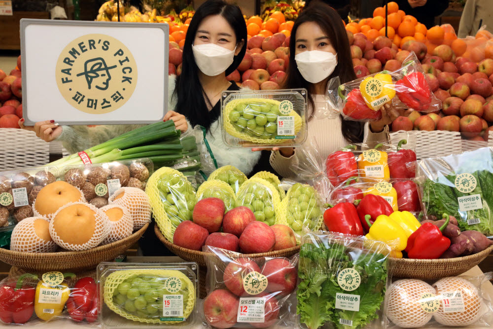 13일 오전 이마트 성수점에서 모델들이 이마트가 새롭게 선보이는 신선식품 브랜드 파머스픽(Farmers Pick)을 소개하고 있다. 이마트는 파머스픽 공식 출범을 기념해 16일(목)부터 22일(수)까지 일주일간 행사에 돌입한다.