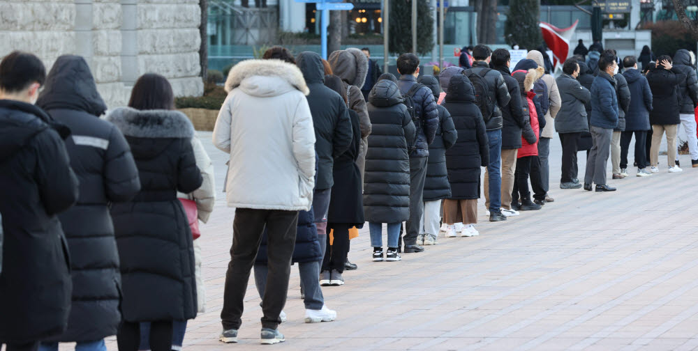 13일 오전 서울광장 신종 코로나바이러스 감염증(코로나19) 임시 선별검사소에서 검사를 받으려는 시민들이 줄을 서고 있다. 연합뉴스