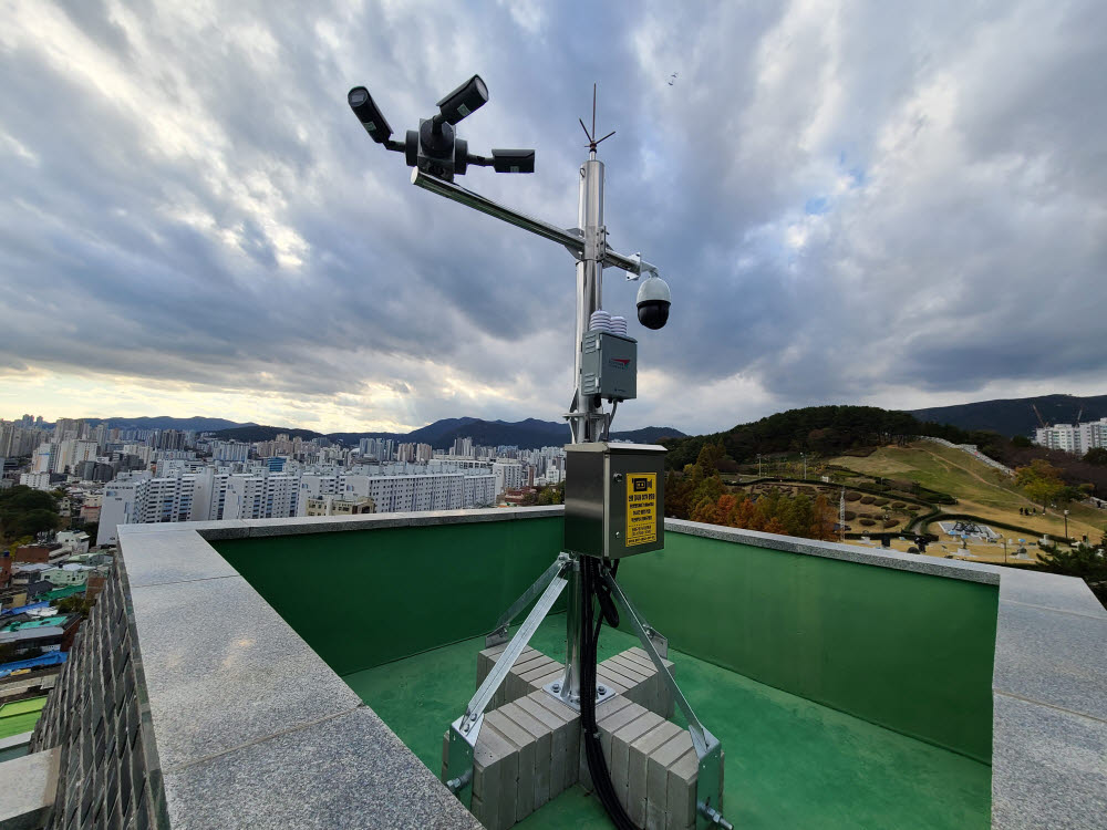 부산테크노파크 컨소시엄이 건물 옥상에 구축한 5G 기반 CCTV.