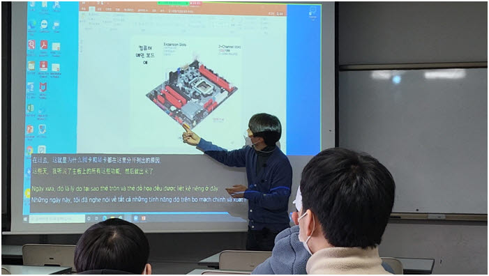 실제 대학 강의에서 강의 내용이 실시간으로 중국어, 베트남어로 자동 번역돼 자막으로 표시되고 있다. 사진=에어사운드