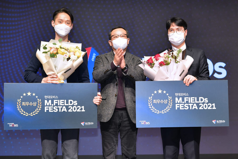 조성환 현대모비스 대표(가운데)가 아이디어 페스티벌 엠필즈 페스타(M.FIELDs FESTA) 2021에 참석해 최우수 아이디어를 낸 연구원에게 시상했다.