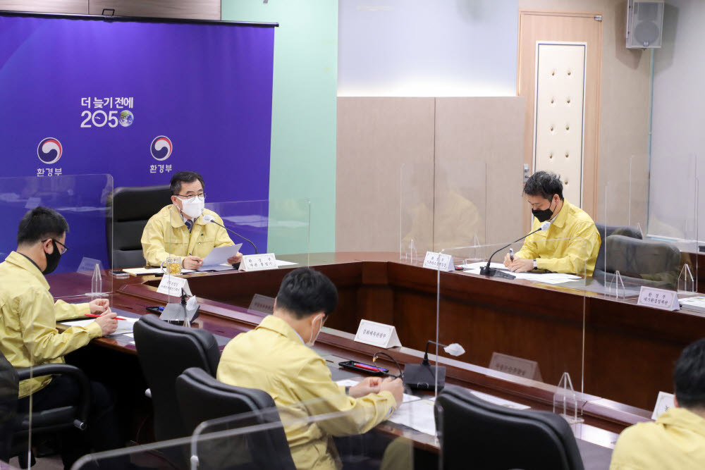 홍정기 환경부차관이 16일 오전 정부세종청사에서 고농도 미세먼지 비상저감조치가 발령된 수도권 3개 지자체 및 관계부처 관계자들과 고농도 미세먼지 대응상황 점검 영상회의를 주재하고 비상저감조치 등을 살피고 있다.