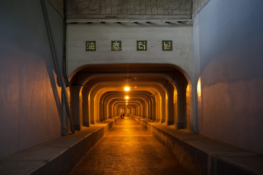 통영 해저터널 모습. 1932년 일제강점기에 건립된 터널시설로, 통영과 미륵도를 연결하는 동양 최초의 해저터널이다. (출처: 문화재청 국가문화유산포털)