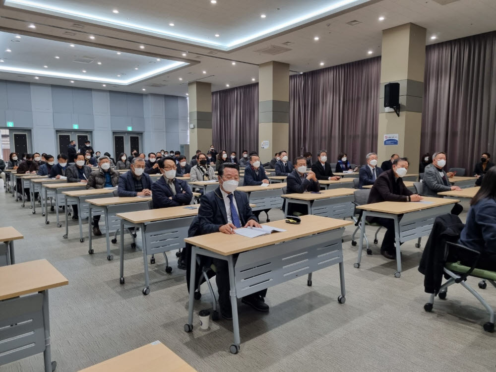 한국과총 광주전남지역연합회는 김회재 더불어민주당 여수을 국회의원 사무소와 공동으로 17일 여수상공회의소 챔버홀에서 여수 탄소 중립 선도를 위한 전략 연구를 위한 토론회를 개최했다.