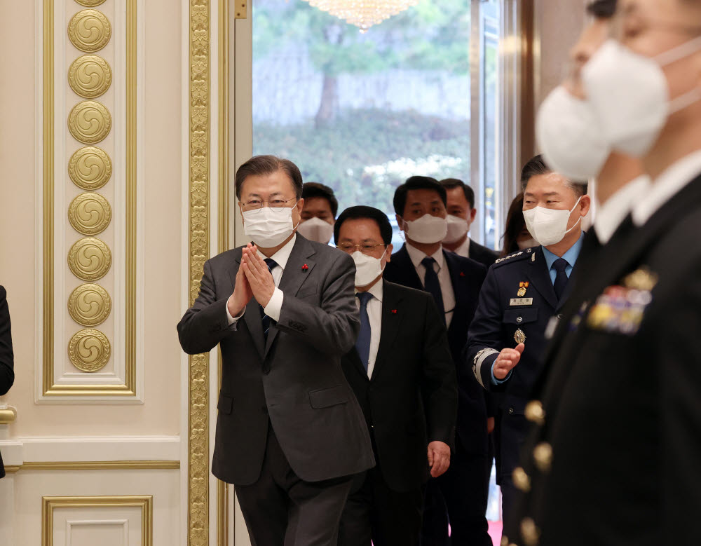 문재인 대통령이 20일 청와대 영빈관에서 열린 장성 진급·보직 신고 및 수치 수여식에 입장하고 있다. 수치는 끈으로 된 깃발로 장성의 보직과 이름, 임명 날짜, 수여 당시 대통령 이름이 수놓아져 있다.연합뉴스