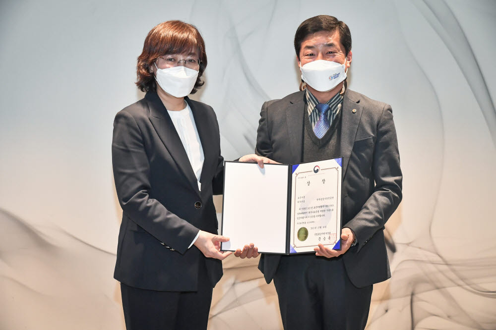 한국승강기안전공단이 2021년 우수 표준화 활동 및 우수 표준사례 공모에서 우수기관에 선정돼 승강기안전기술원 강영근 원장(오른쪽)이 산업자원부 장관상을 수상하고 있다.