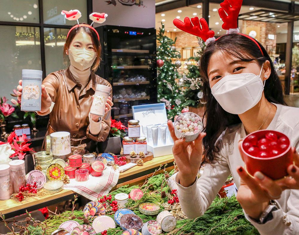 20일 오전 경기도 성남시에 위치한 현대백화점 판교점 지하 1층 브아시에 팝업스토어에서 직원들이 디저트를 소개하고 있다.