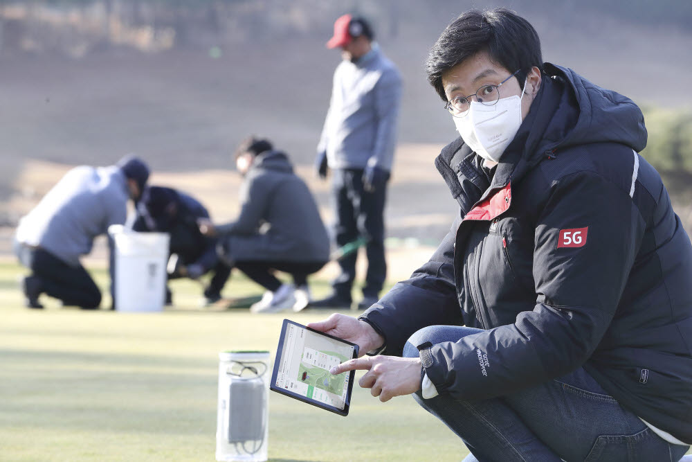 KT와 종신물산 관계자가 스마트그린 장비를 중원골프클럽에 설치하고 서비스를 시연했다.