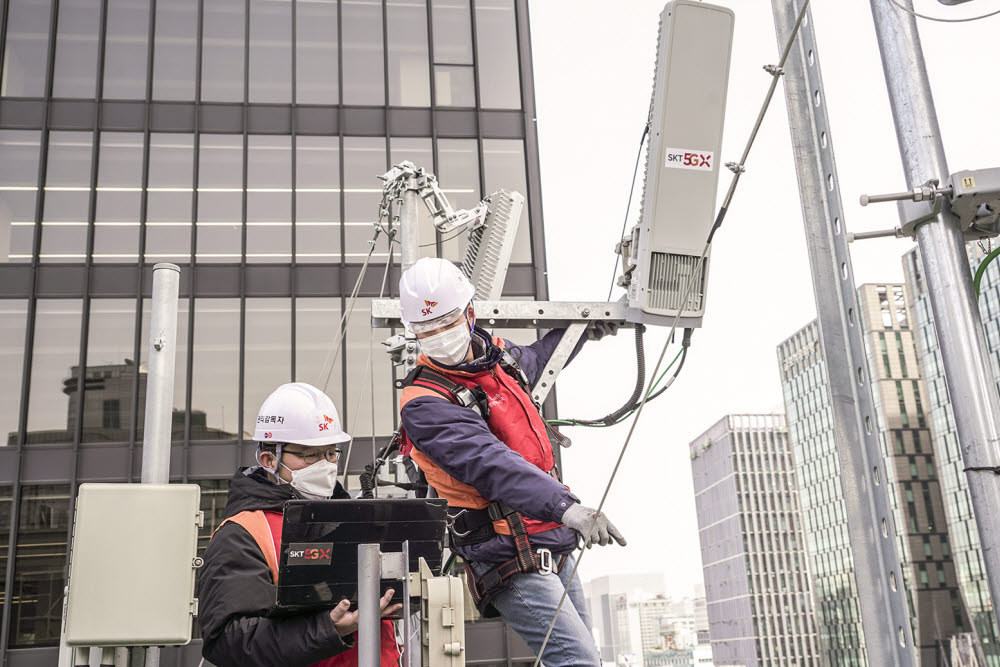 SK텔레콤 직원이 연말연시 통신품질 관리를 위해 5G 기지국을 점검하고 있다.