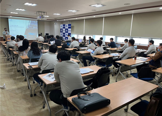 산단 대개조 스마트제조 고급인력 양성사업으로 삼보모터스 임직원들이 재직자 교육을 받고 있는 모습.