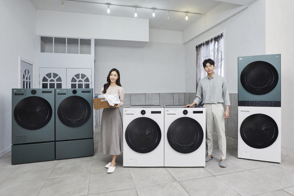 모델들이 LG 트롬 세탁기·건조기(사진 가운데), LG 트롬 오브제컬렉션 세탁기·건조기(사진 왼쪽), 원바디 세탁건조기 LG 트롬 워시타워 오브제컬렉션을 소개하고 있다.