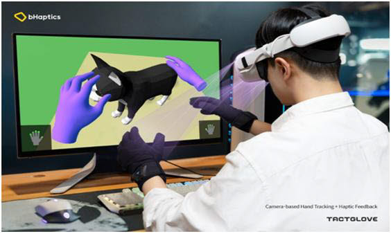 비햅틱스가 출시한 TactGlove DK1를 착용하고 VR 상에서 고양이를 쓰다듬으며 촉감을 느끼는 장면.