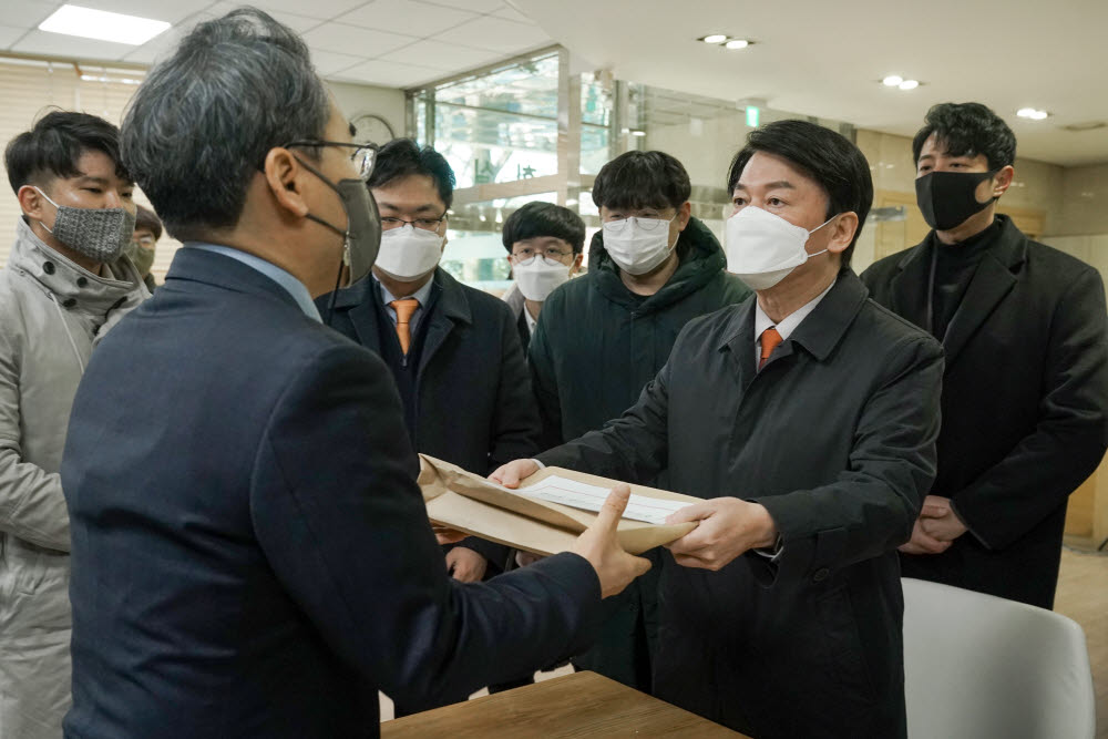 안철수 국민의당 대선후보가 27일 오전 서울 종로구 감사원에 세무사 시험 불공정 논란 관련 공익감사 청구서를 제출하고 있다.