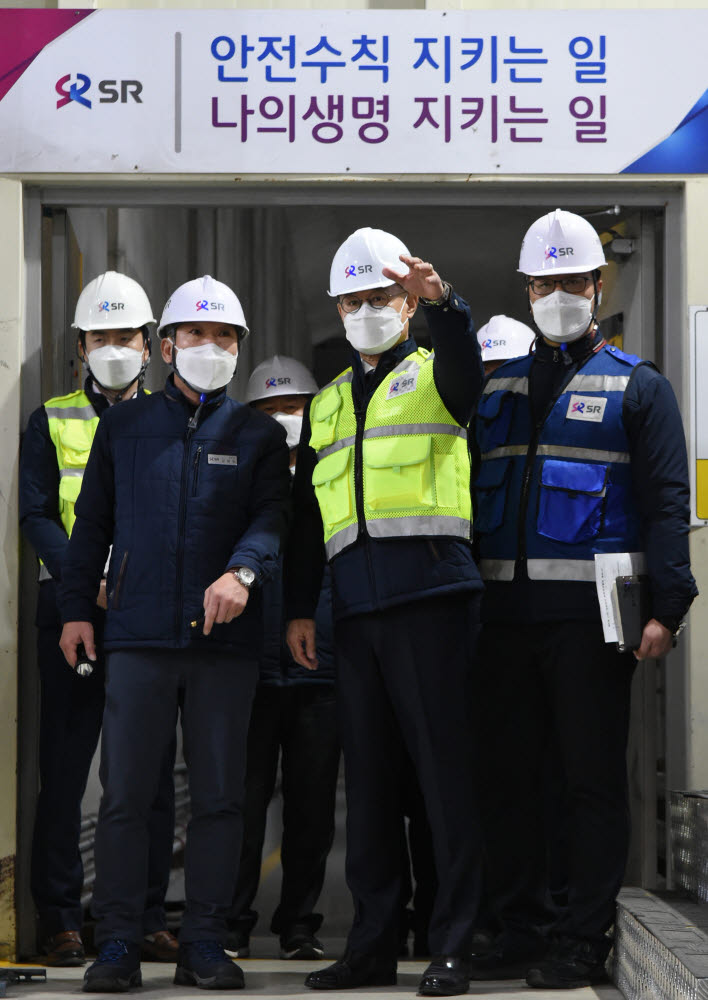 이종국 SR 신임 대표이사(오른쪽 두 번째)가 현장경영으로 공식 업무에 돌입했다. 수서차량기지를 방문해 열차운행 준비상황을 점검하는 등 SR대표이사 임기를 시작했다.